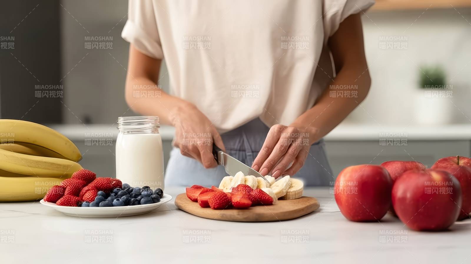水果切片准备中图片