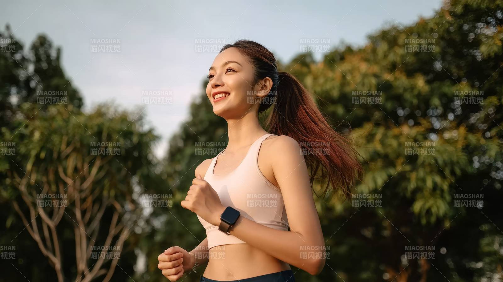 晨跑的微笑女孩图片