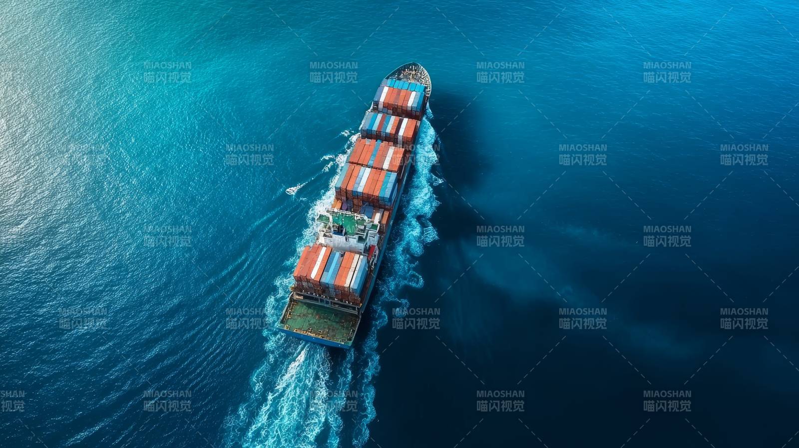 远洋货轮航行中图片