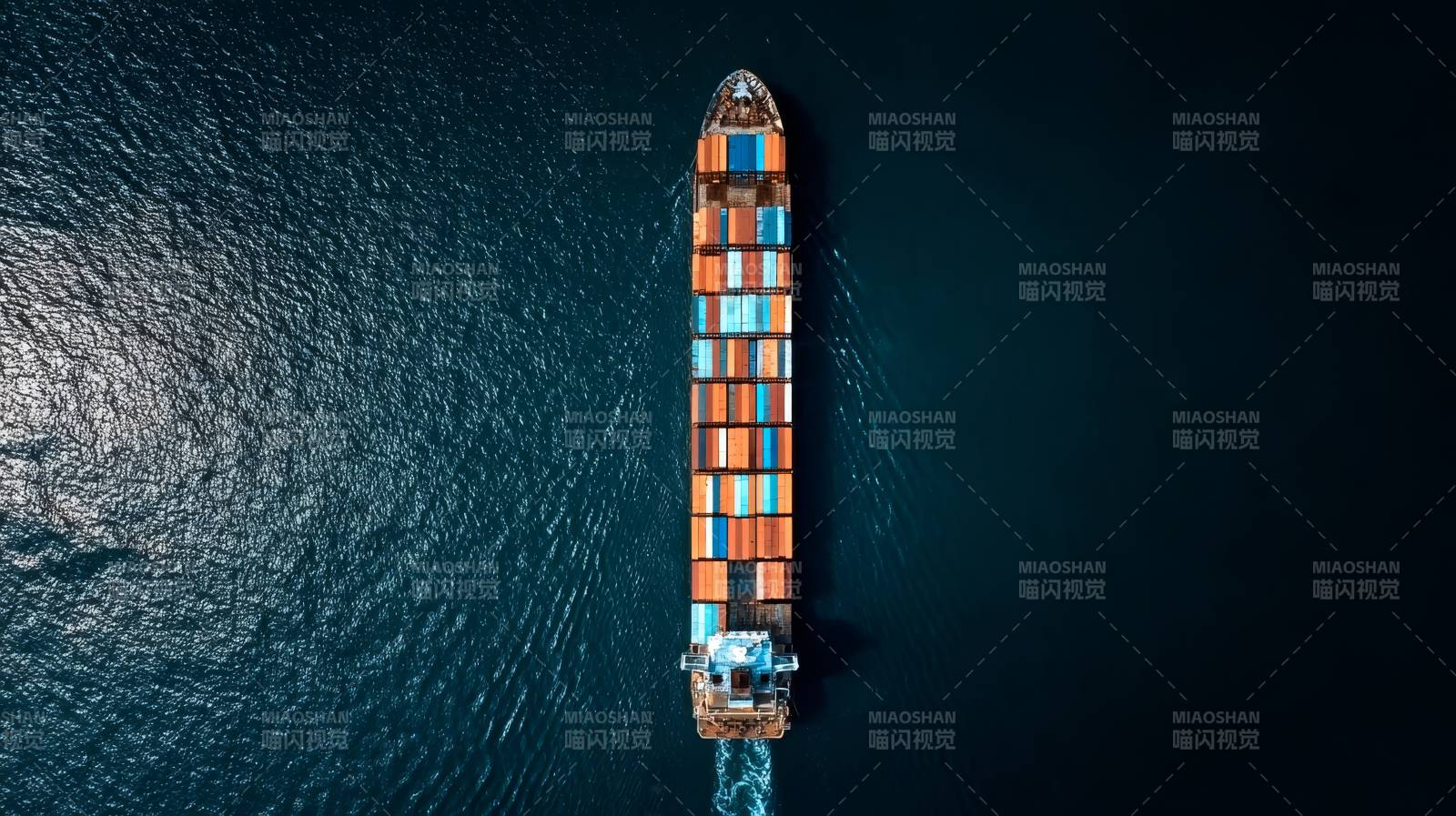 航拍货轮海上航行图片
