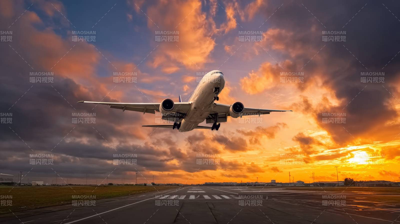 日落时分飞机起飞图片
