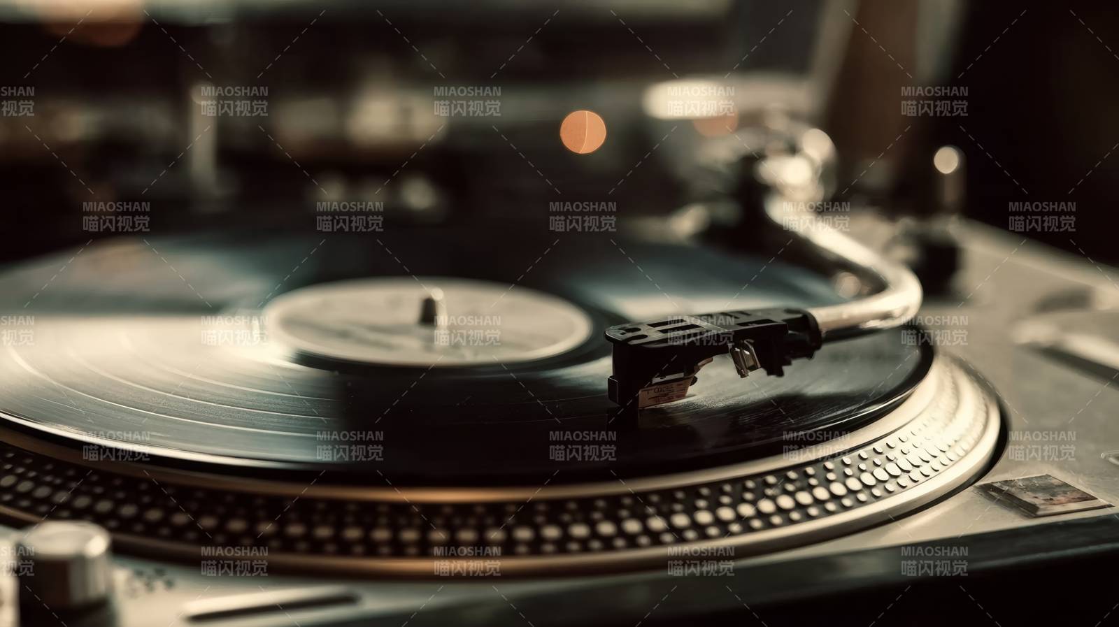 黑胶唱片旋转中图片
