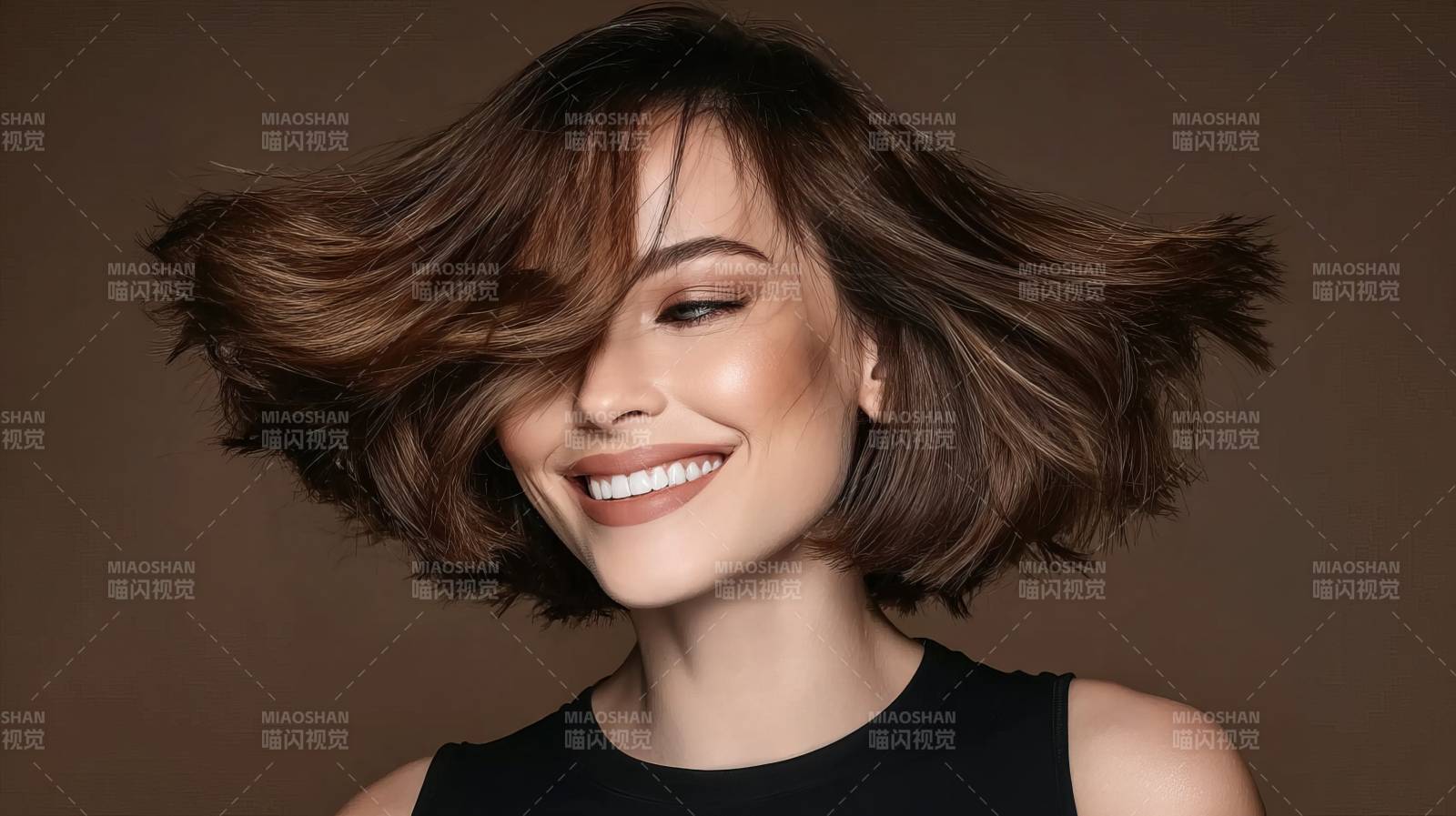 优雅短发微笑女性图片