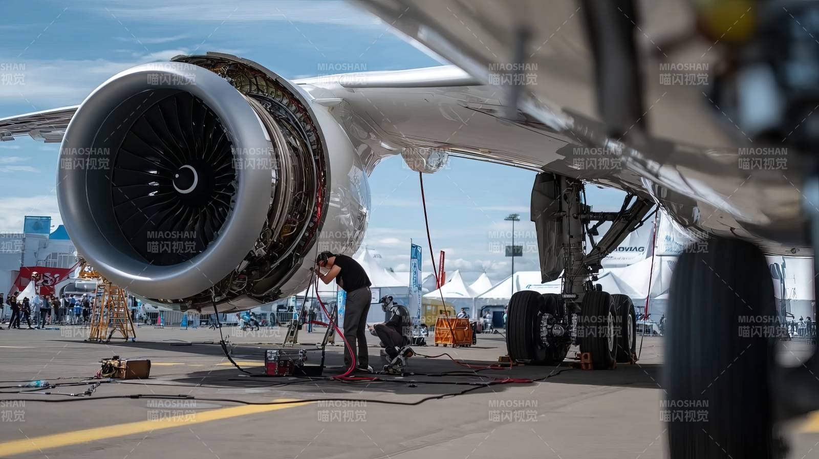 飞机引擎检修现场图片