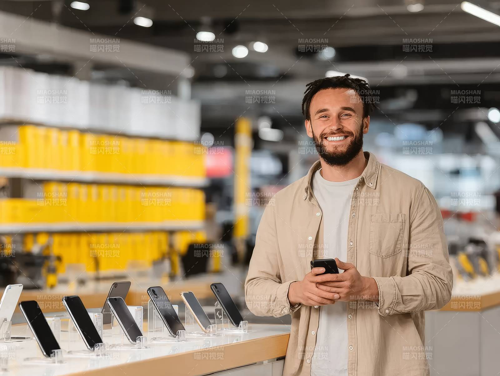 手机店里的微笑男子图片
