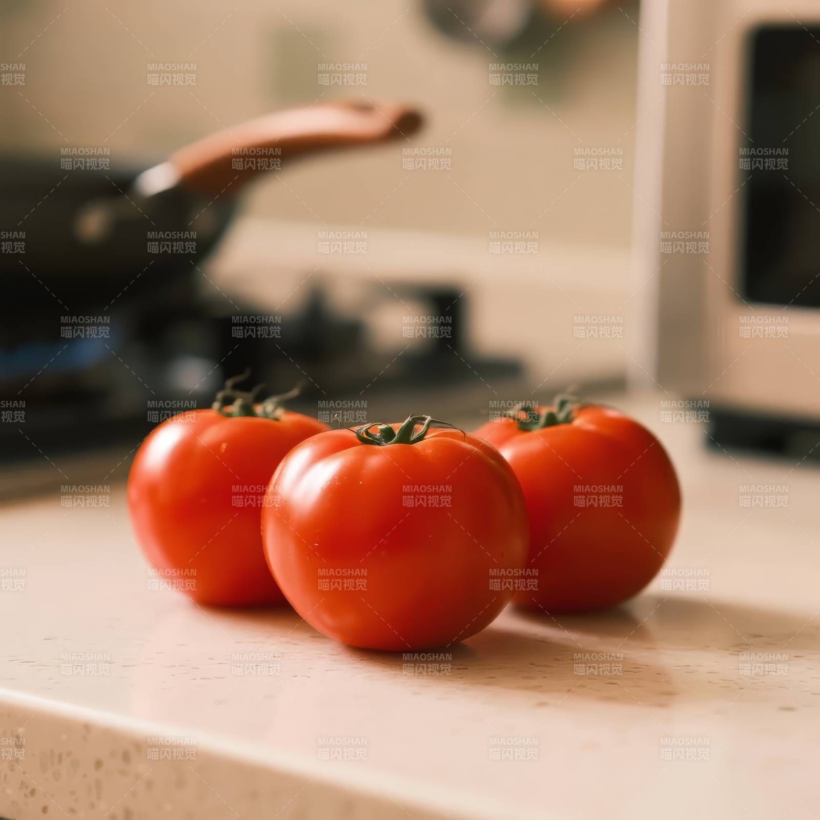 三颗红番茄静置台面图片