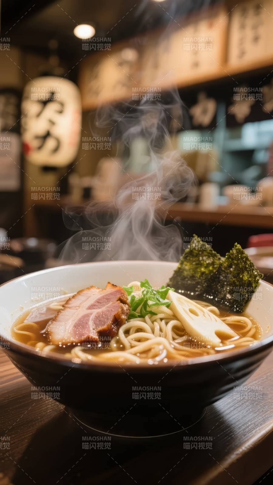 热腾腾的拉面图片