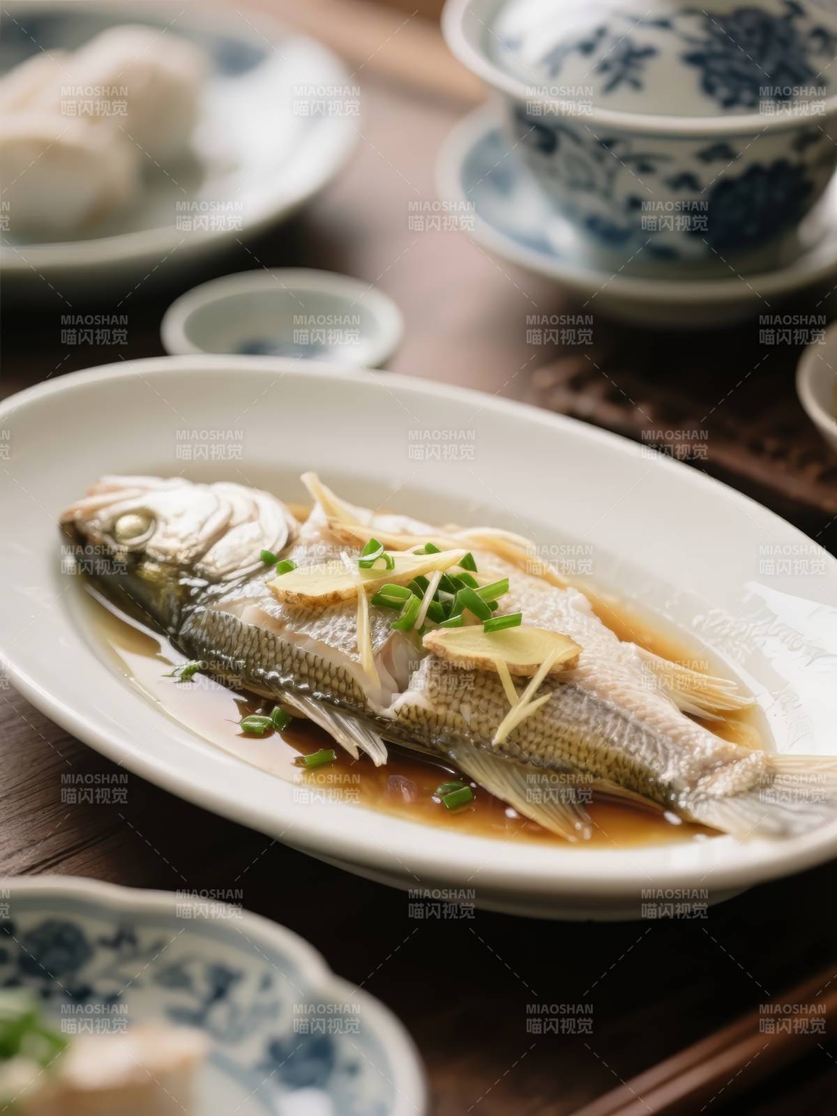 清蒸鱼配姜葱图片