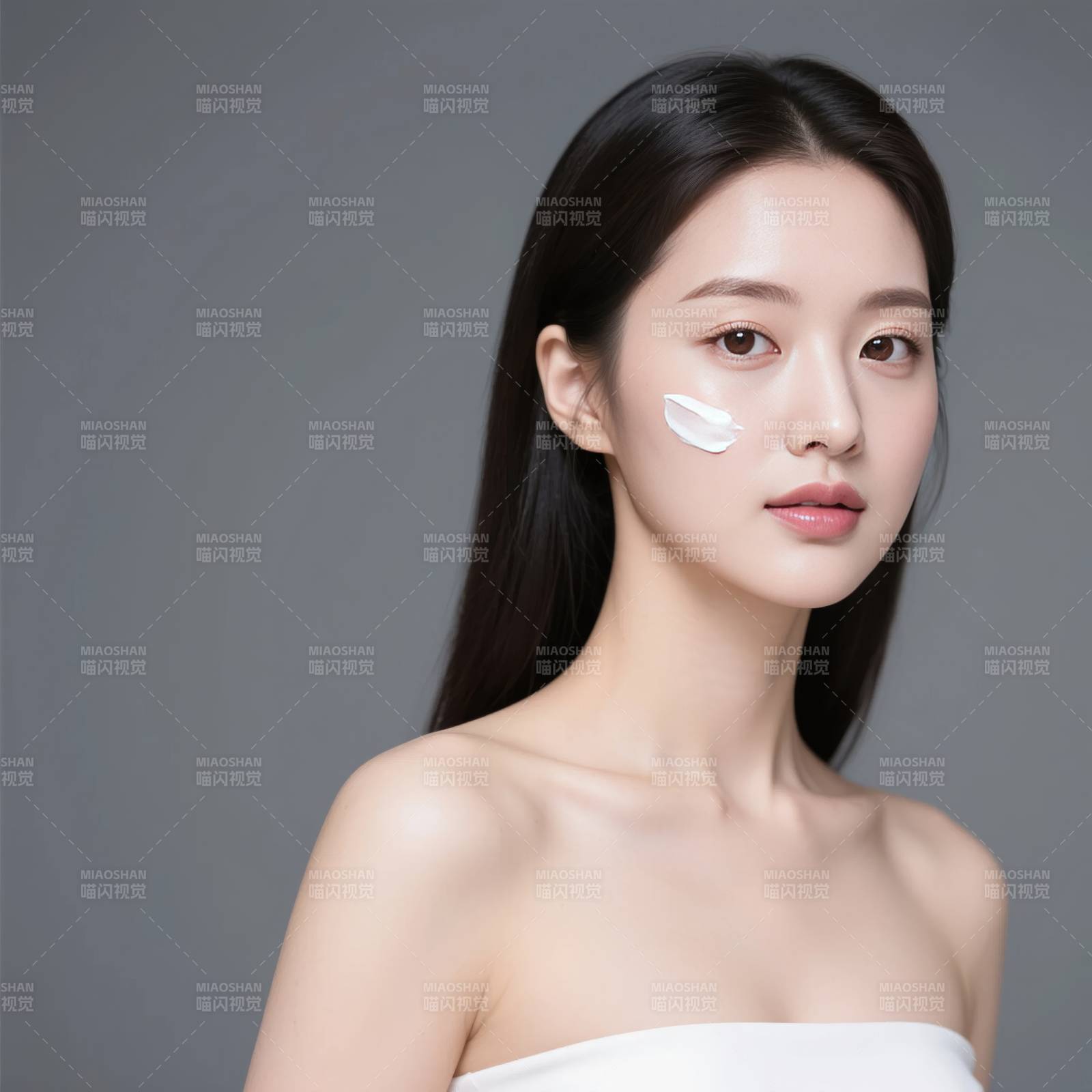 护肤霜轻抹脸颊图片