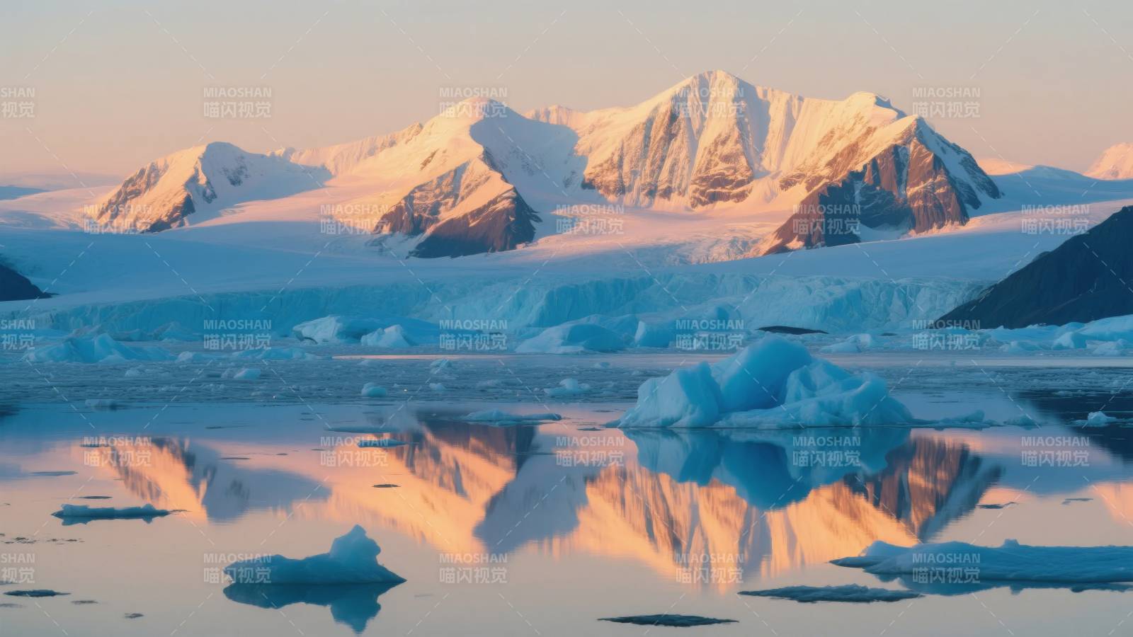 极地冰川倒影图片