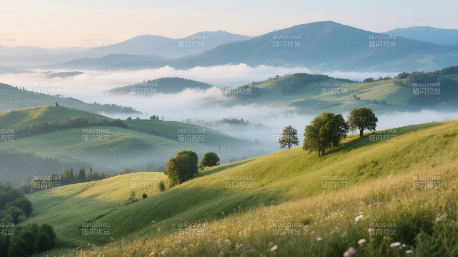 晨雾缭绕的山丘图片