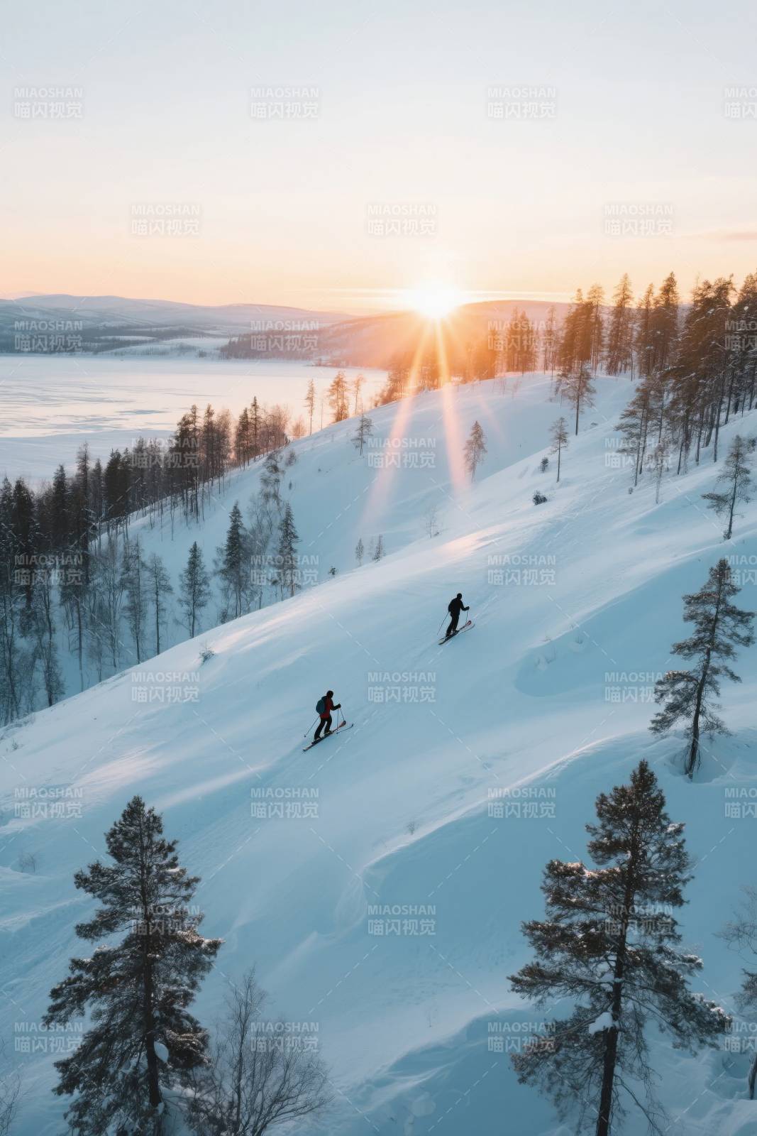 雪坡日落滑雪图片