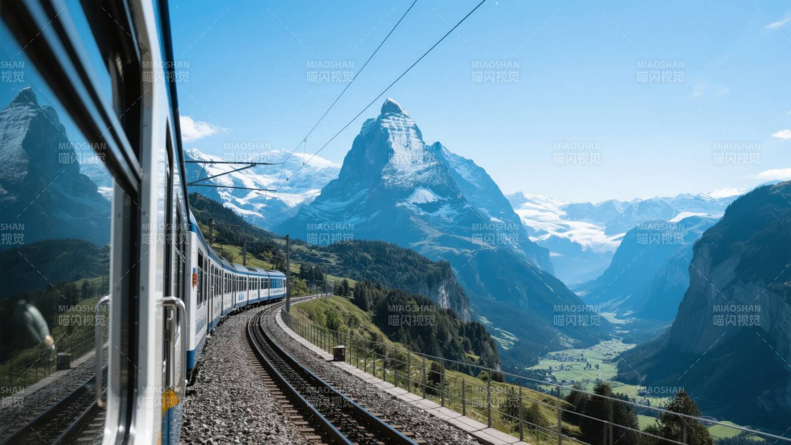 列车穿行阿尔卑斯图片