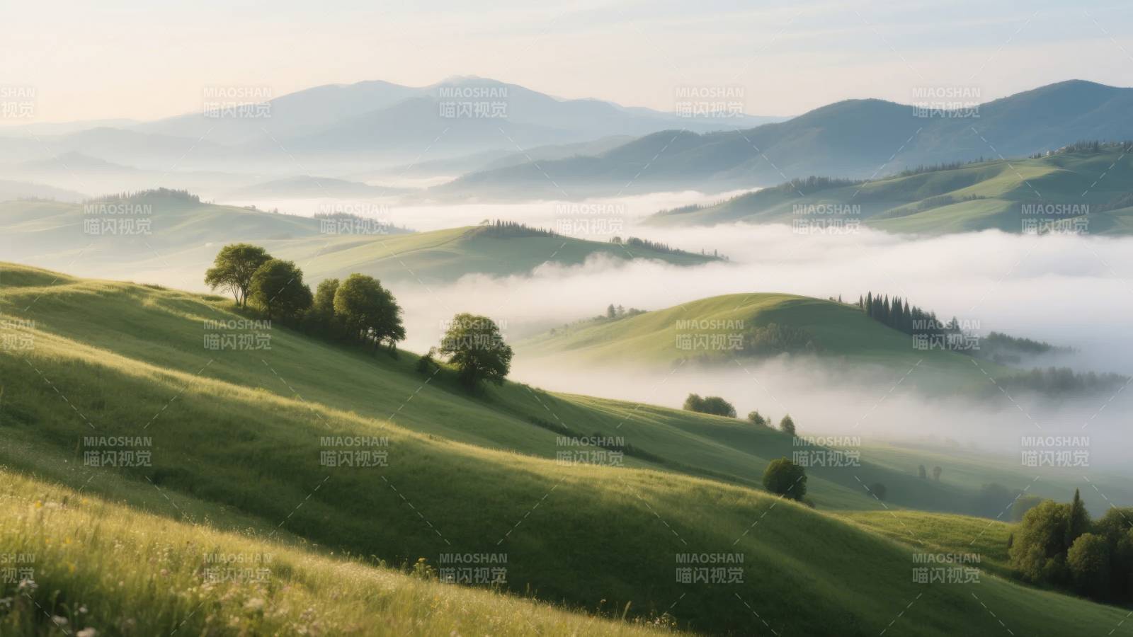 晨雾缭绕的山丘图片
