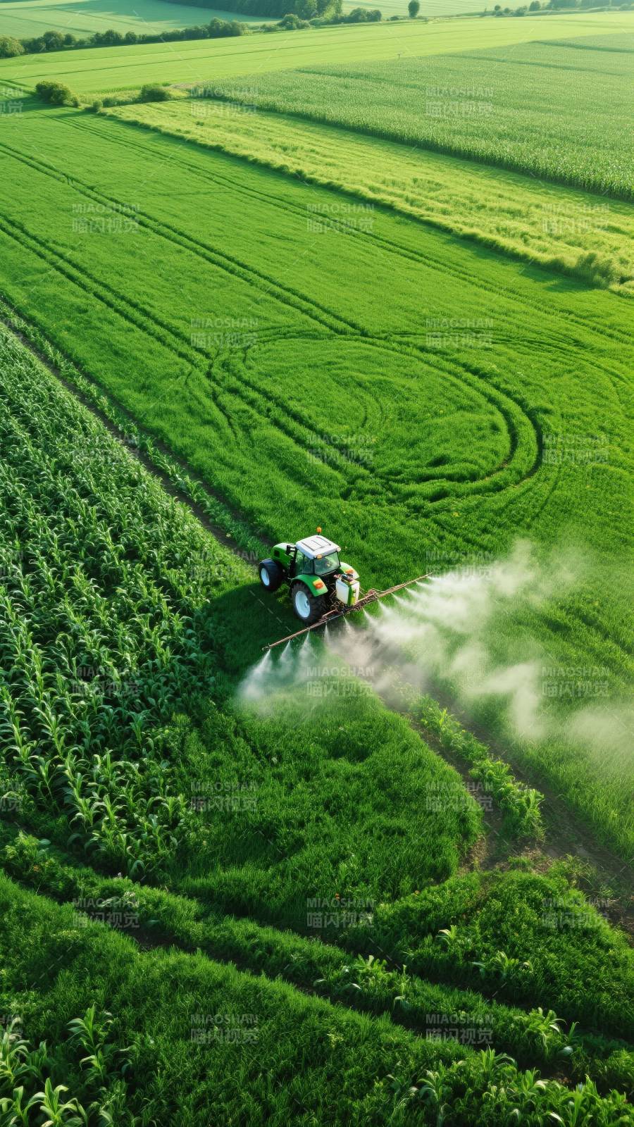 田园绿意 农机耕作图片