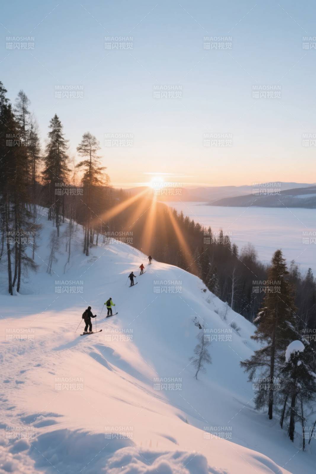 雪坡日落滑雪人图片