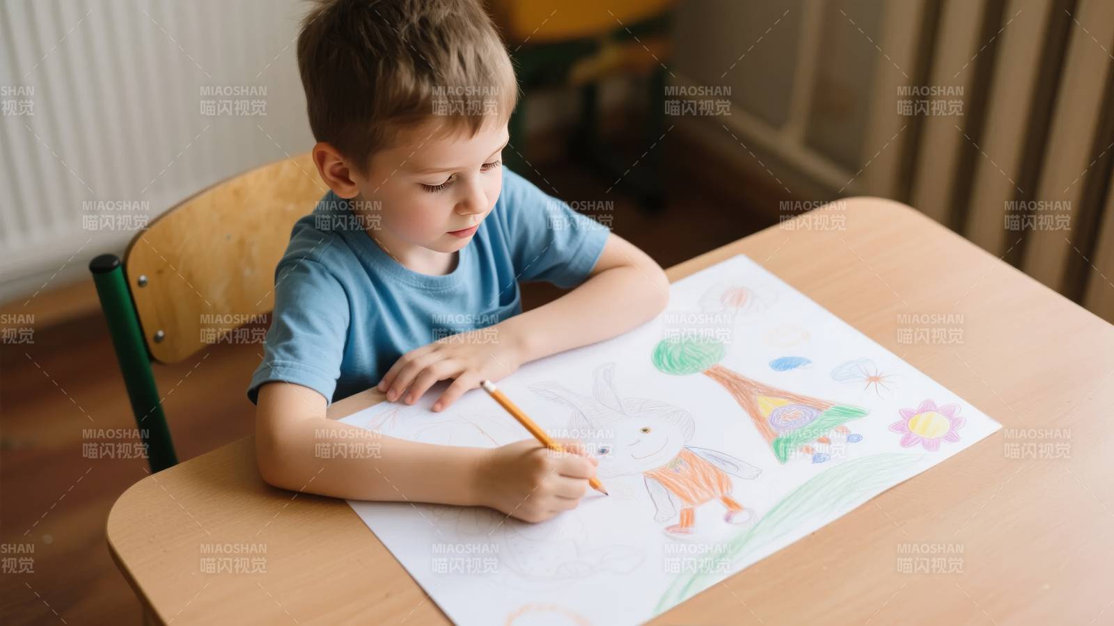 小男孩专注画画图片