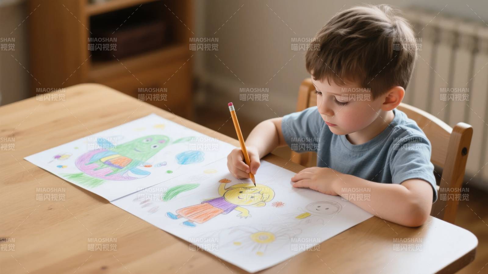 小男孩认真涂色图片