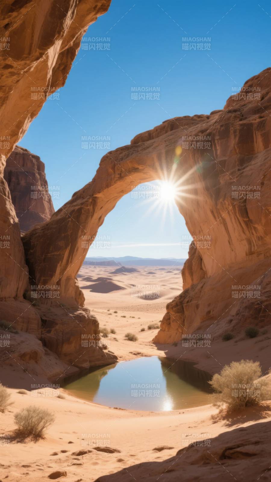 沙漠拱门映日光图片
