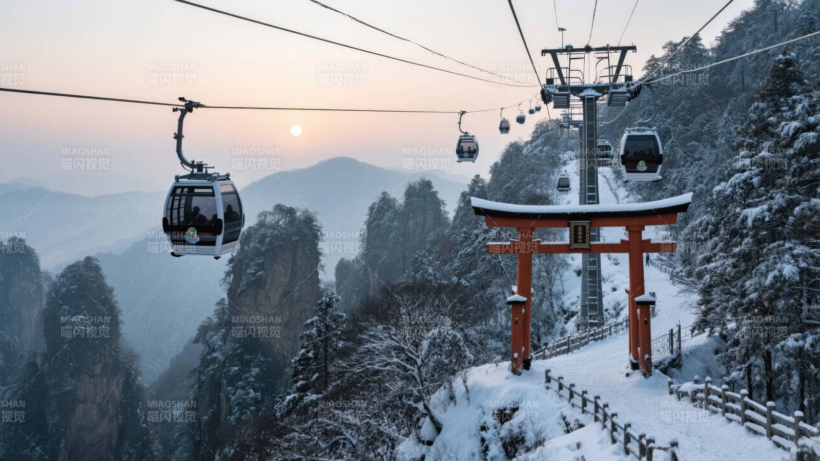 雪中缆车与鸟居图片