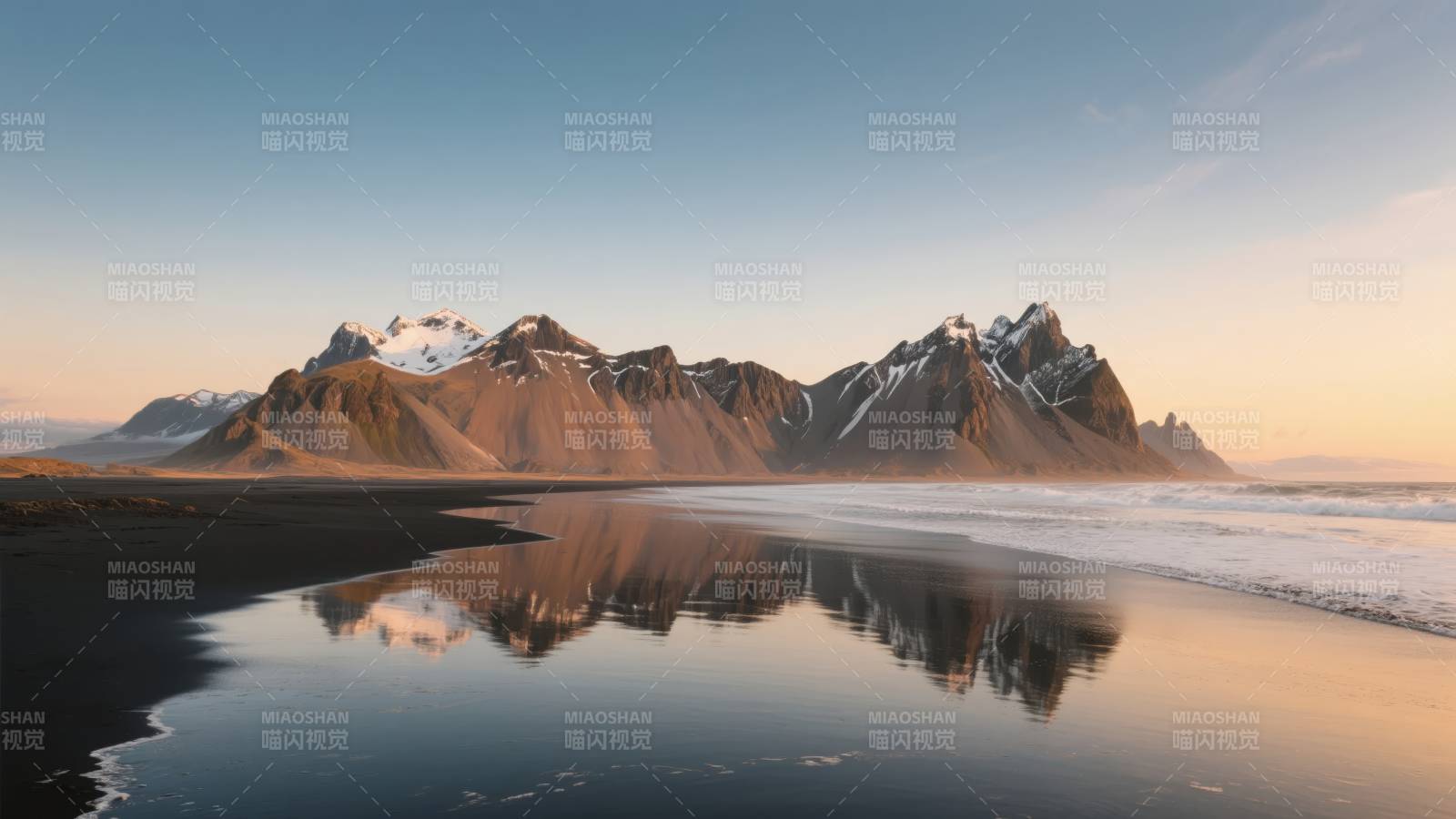 雪山倒影湖畔图片