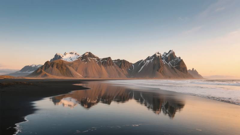 雪山倒影湖畔图片