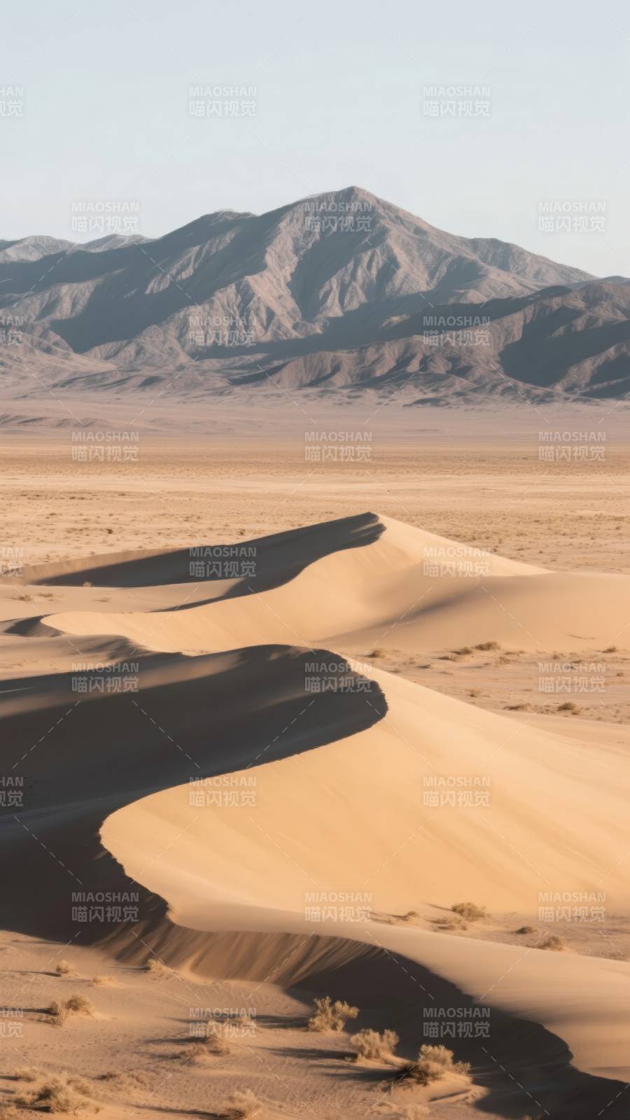 沙漠沙丘与远山图片