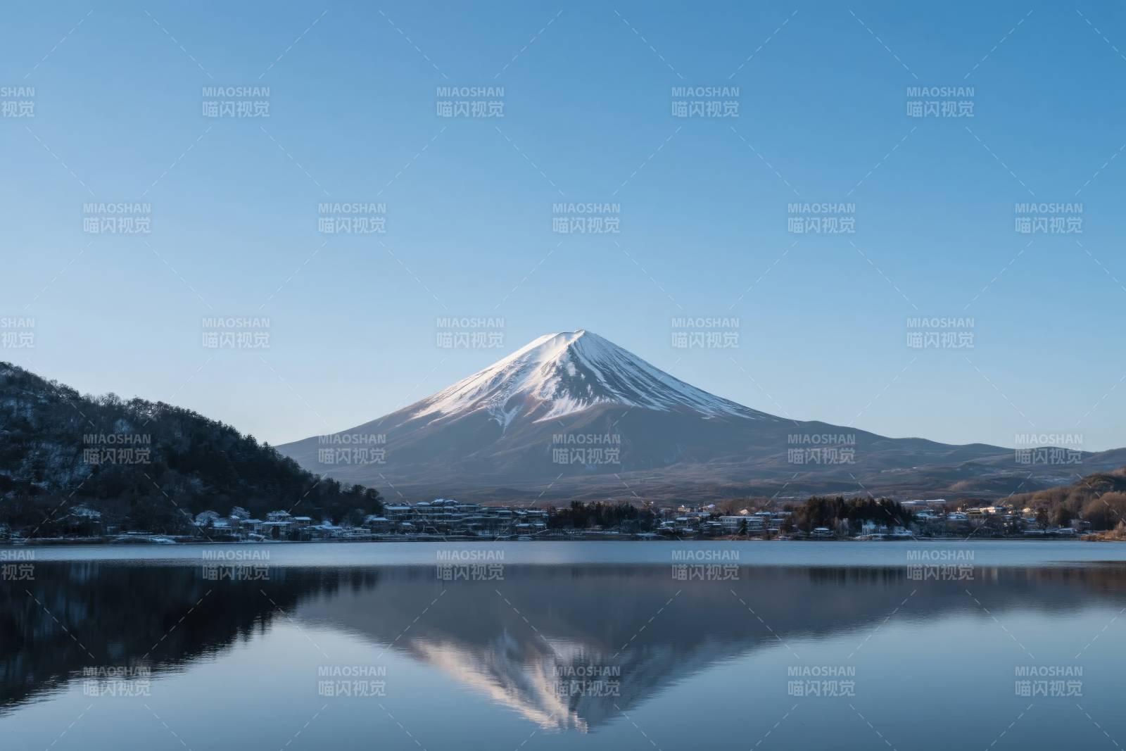 富士山倒影湖中图片