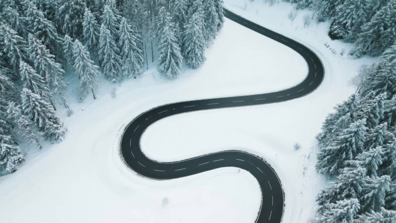 雪中蜿蜒公路图片