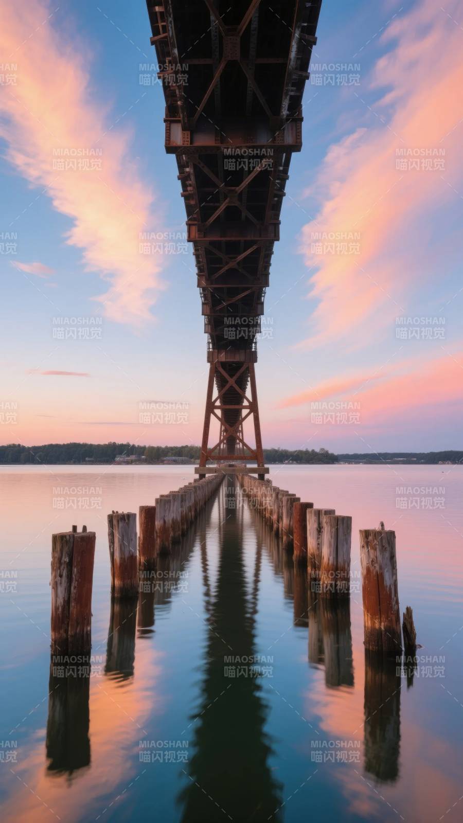 桥影映水 霞光满天图片