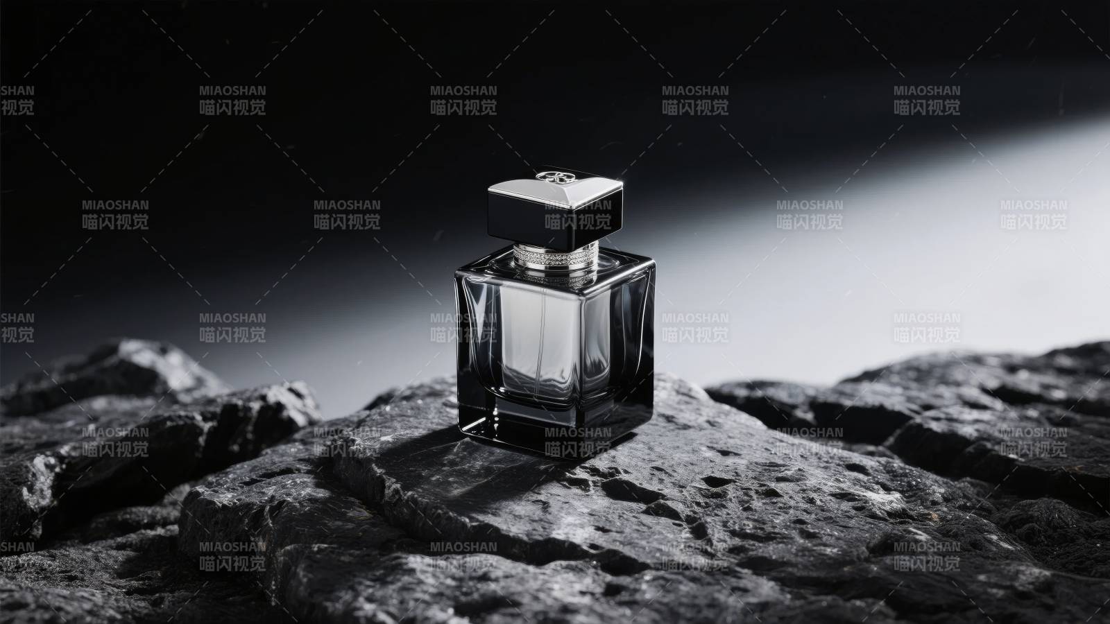 香水瓶静置岩石上图片