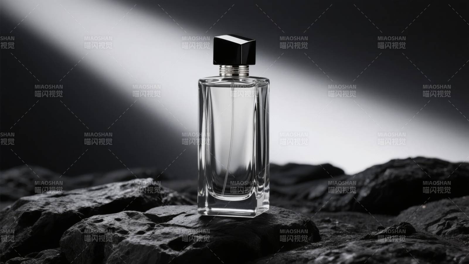 香水瓶静置于岩石上图片