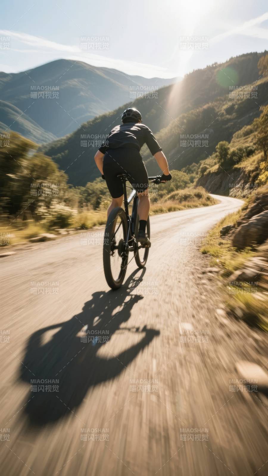 山间骑行 追光而行图片
