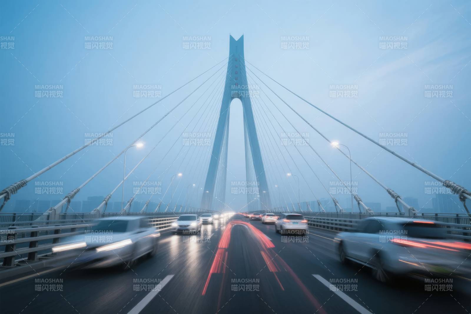 大桥夜景车流图片