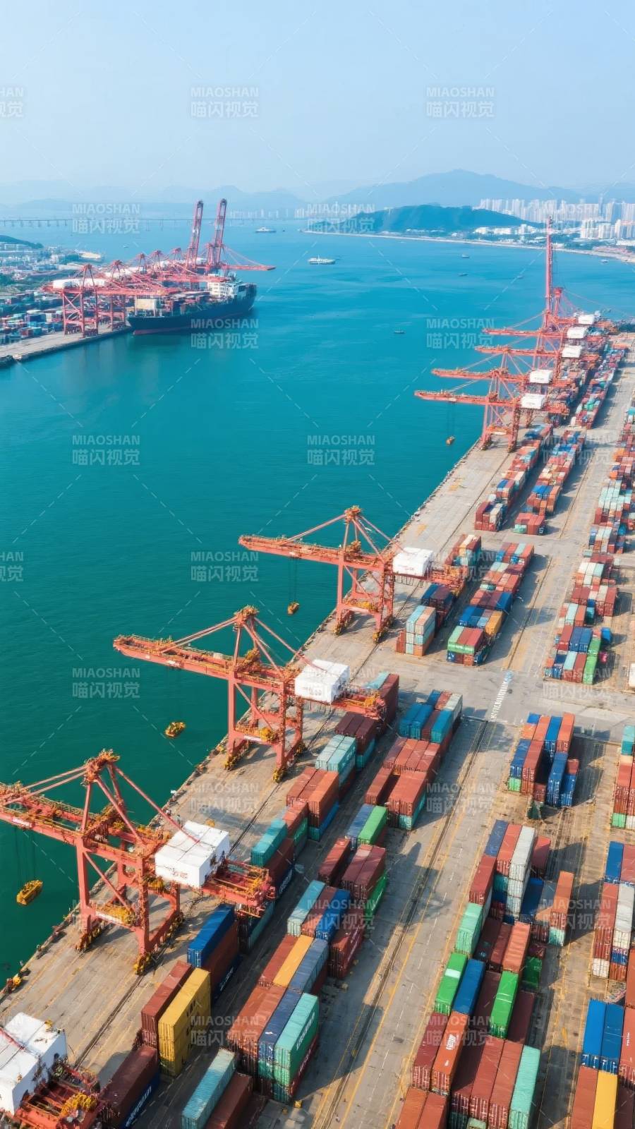 繁忙港口集装箱码头图片