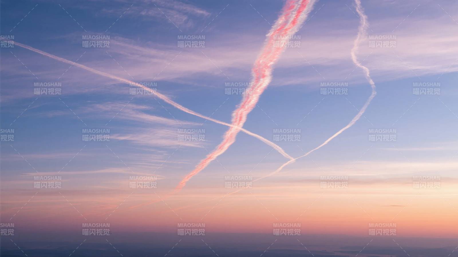 彩霞映天际图片