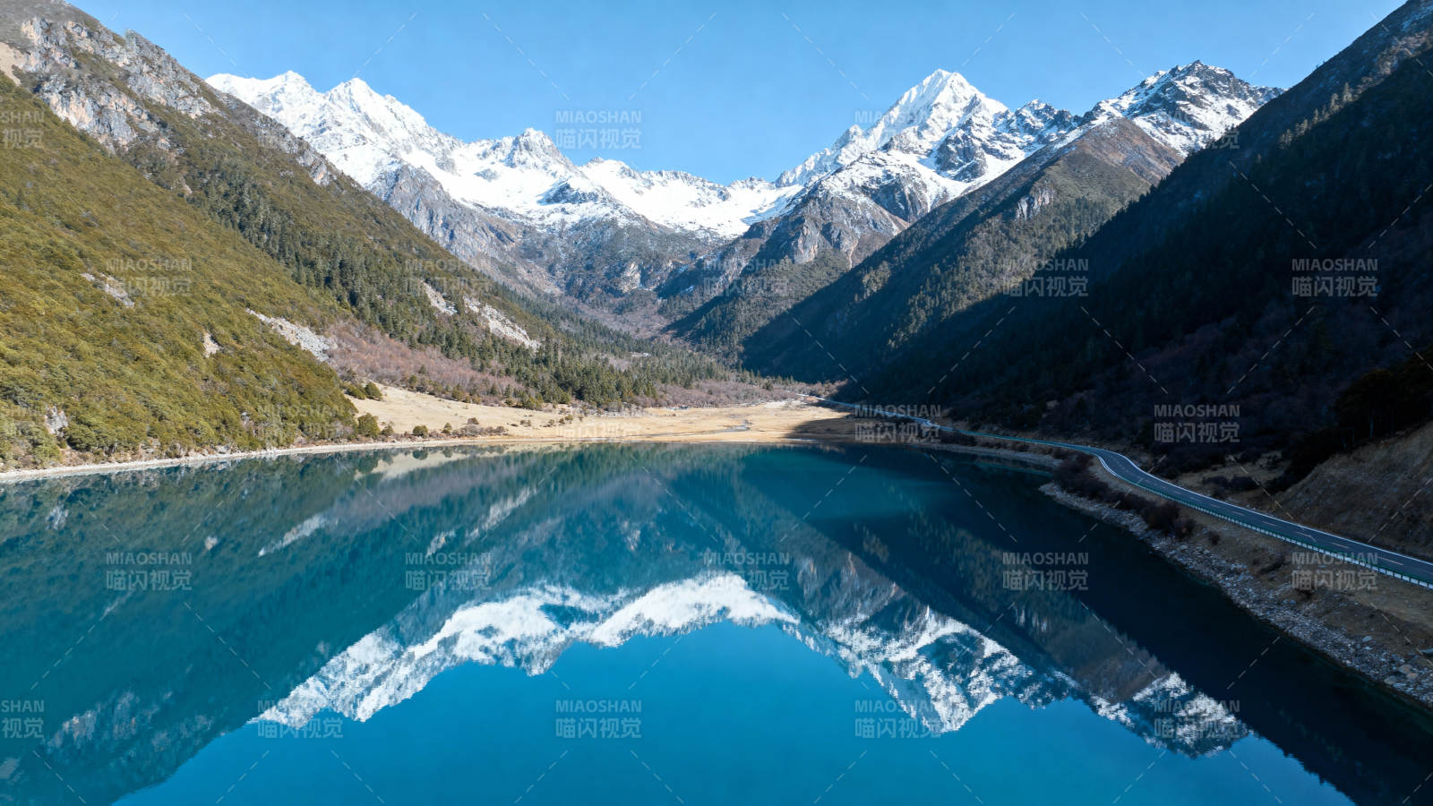 雪山倒映湖中图片