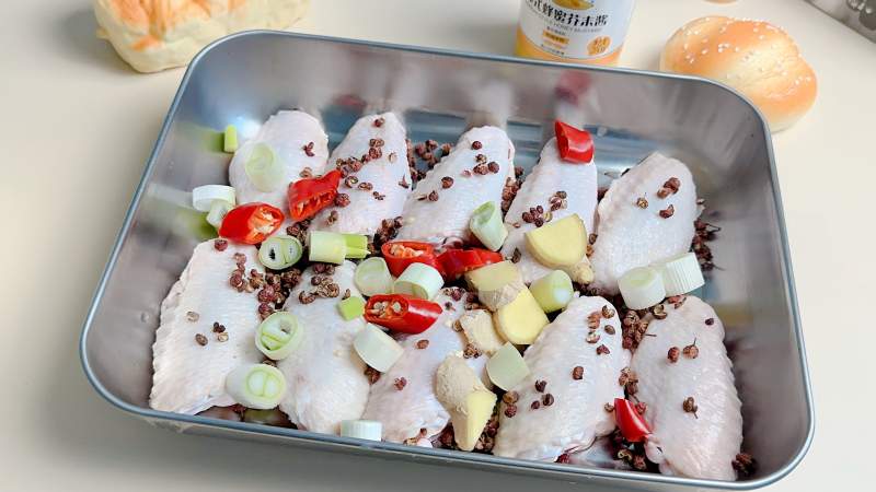 香料鸡翅准备中图片