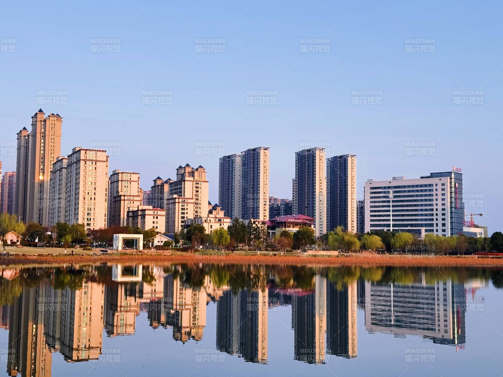 城市湖景倒影图片