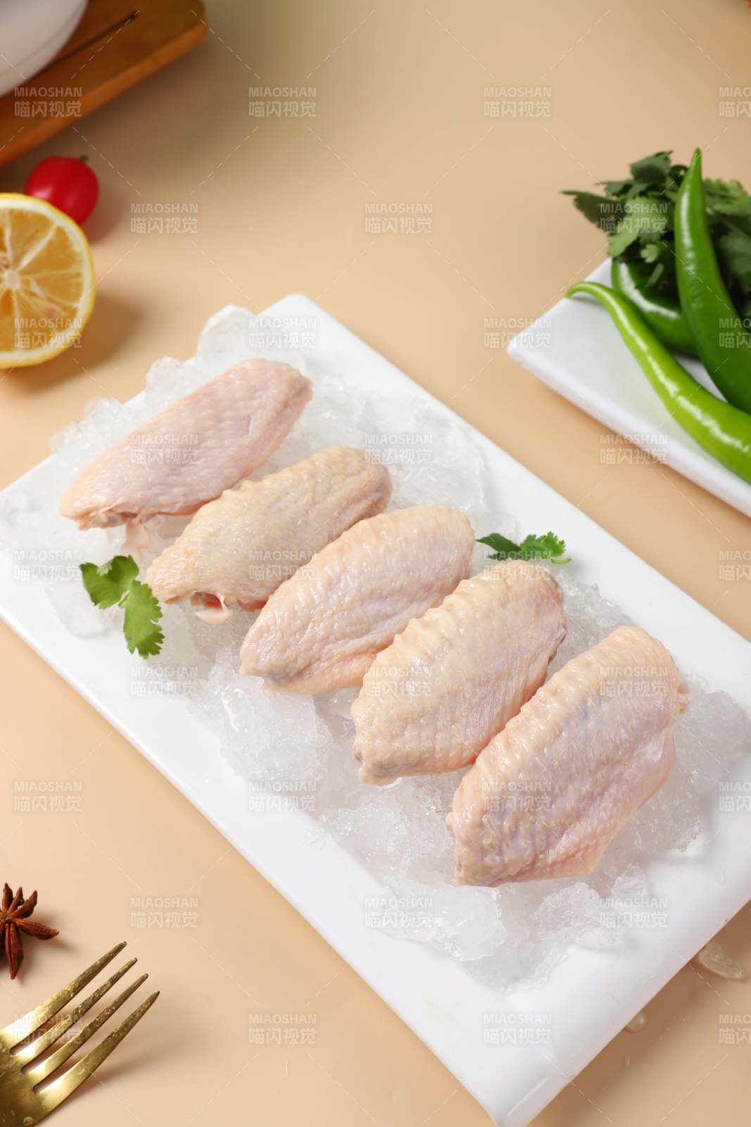 冰镇鸡翅配香料图片