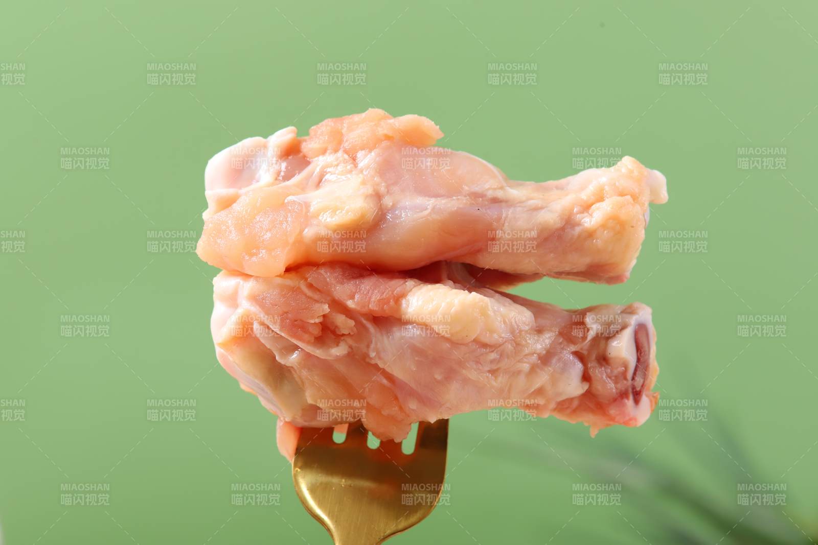 叉子上的生鸡肉图片