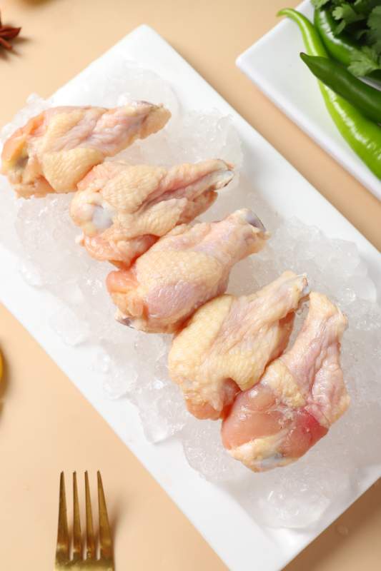 冰镇鸡翅待烹图片