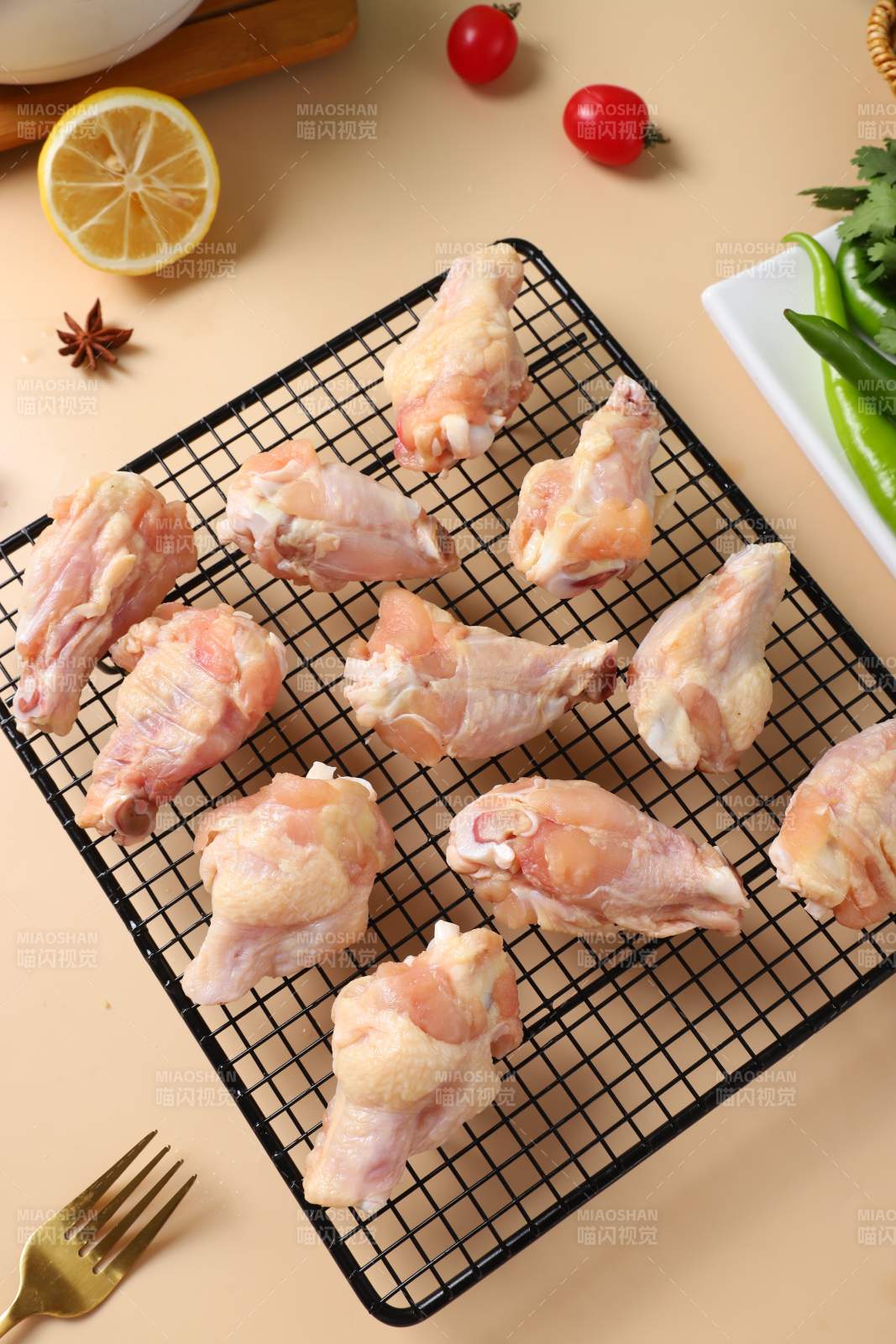 新鲜鸡翅待烤图片