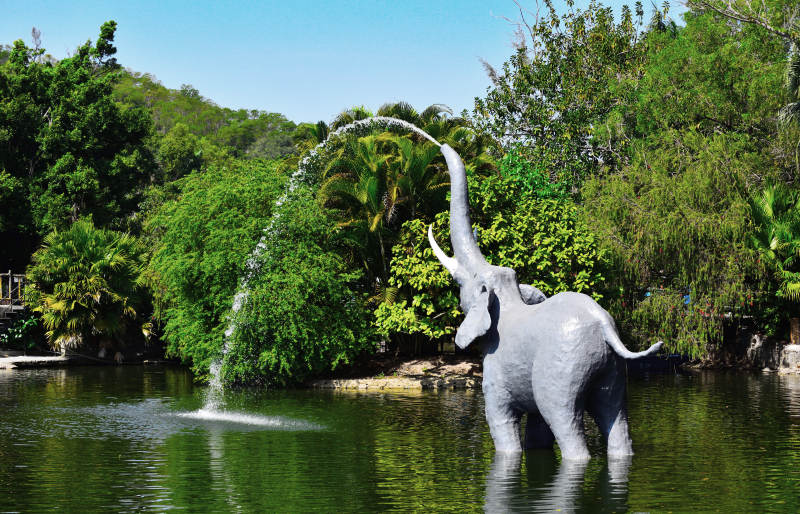 大象喷水雕塑图片