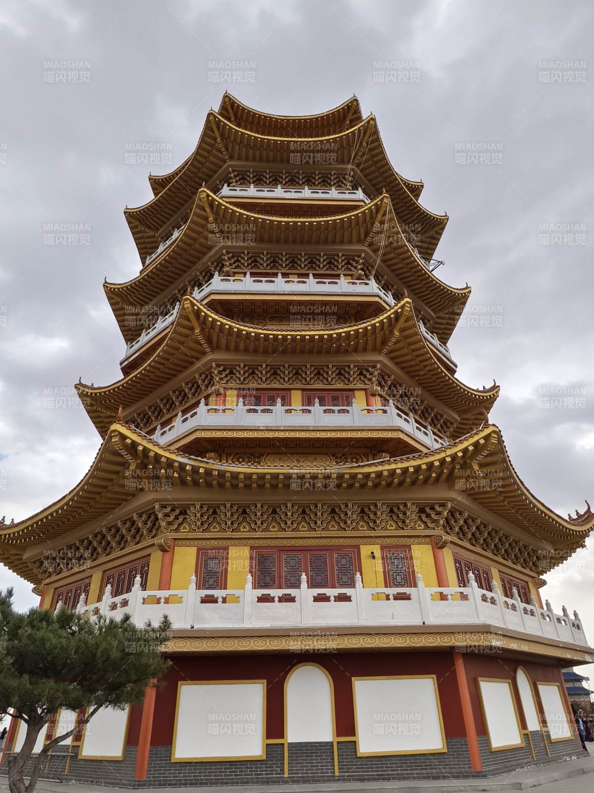 金顶宝塔巍峨耸立图片