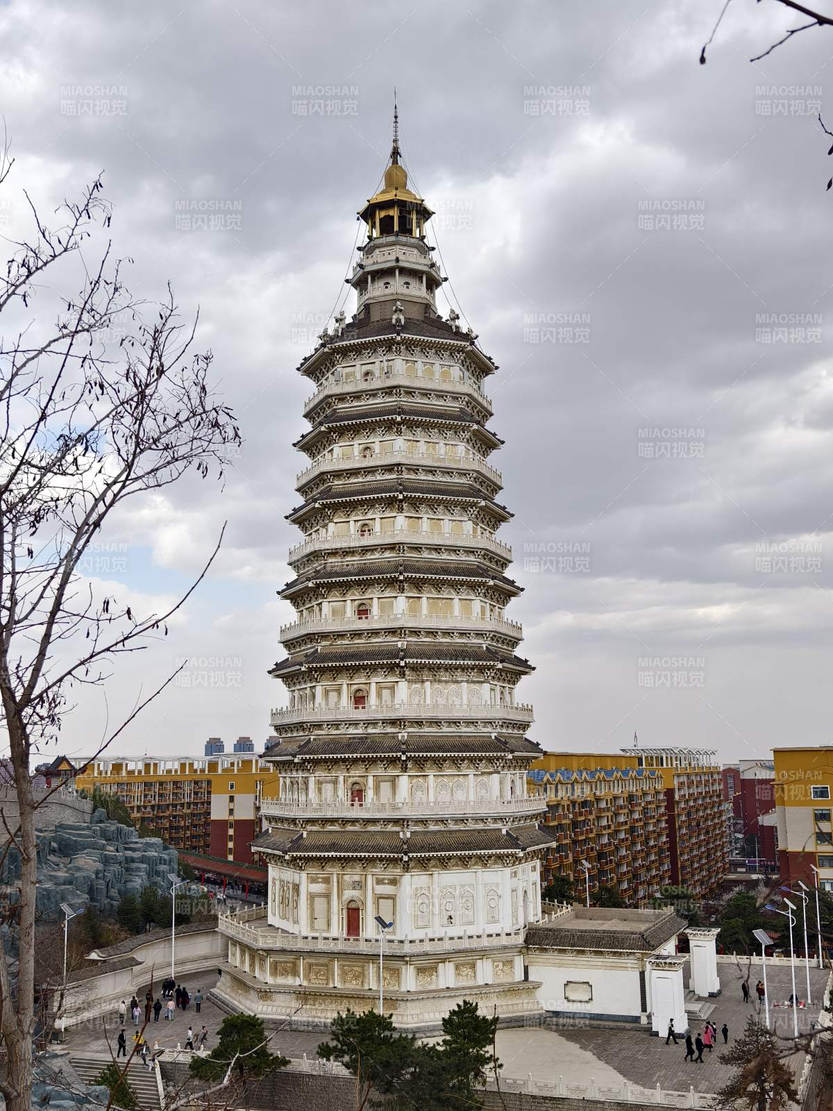 古塔巍然屹立图片