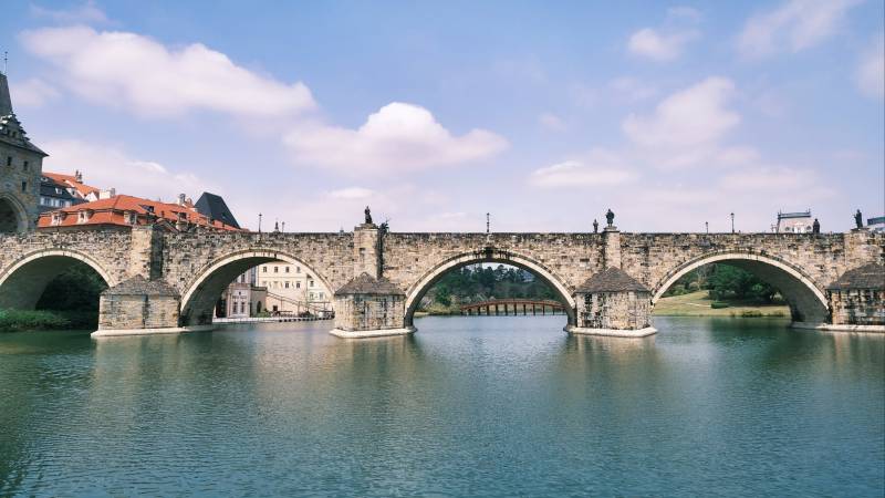 石桥横跨碧水图片