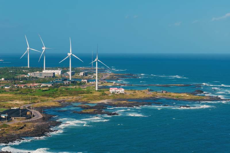 海岸风车发电站图片