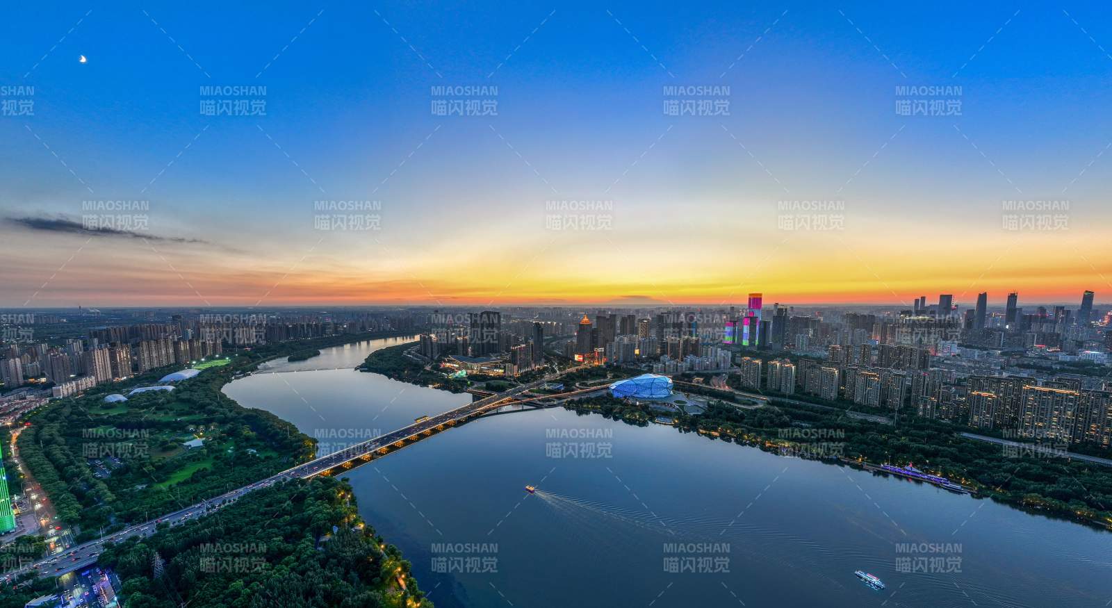 城市黄昏河景图片