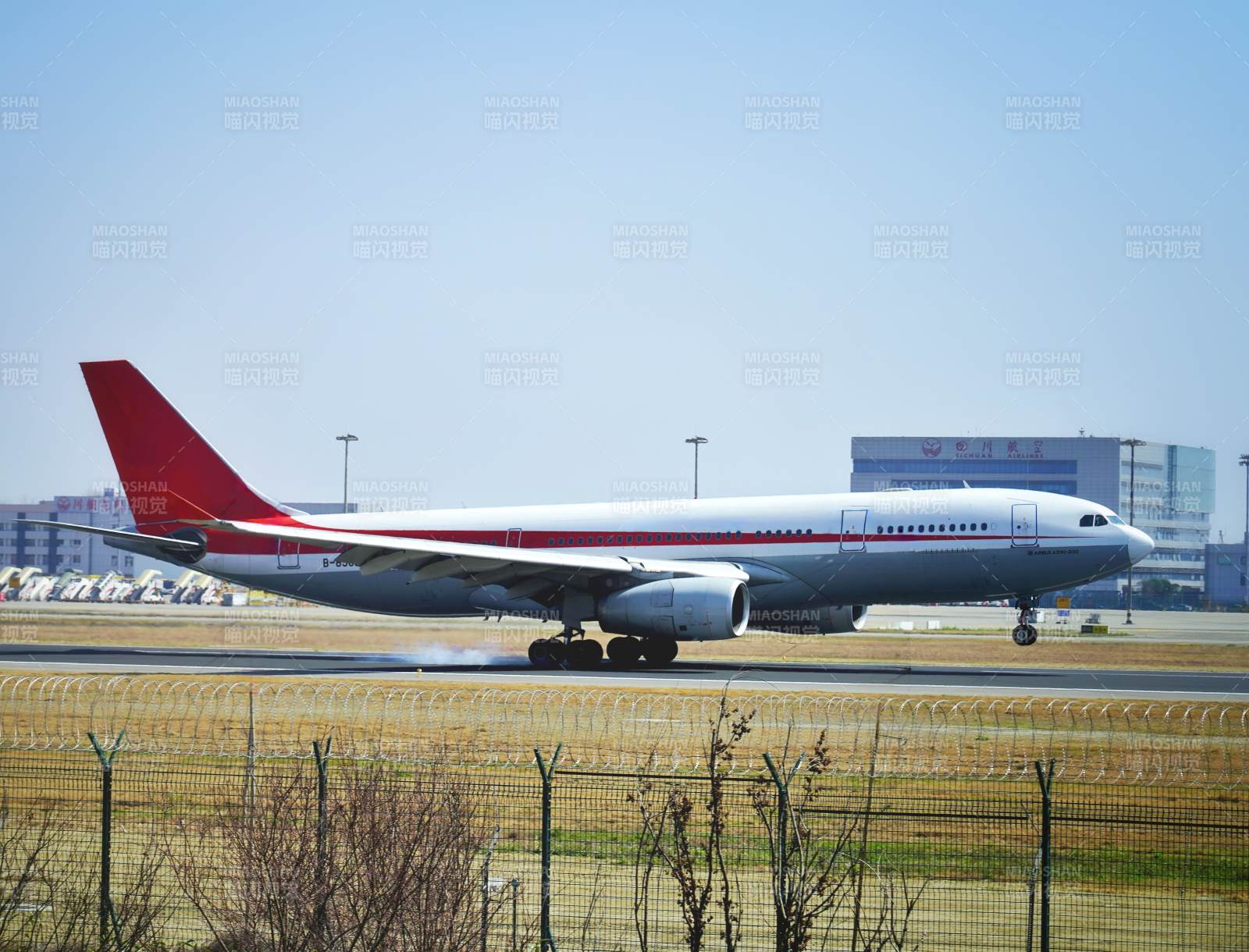 飞机滑行准备起飞图片